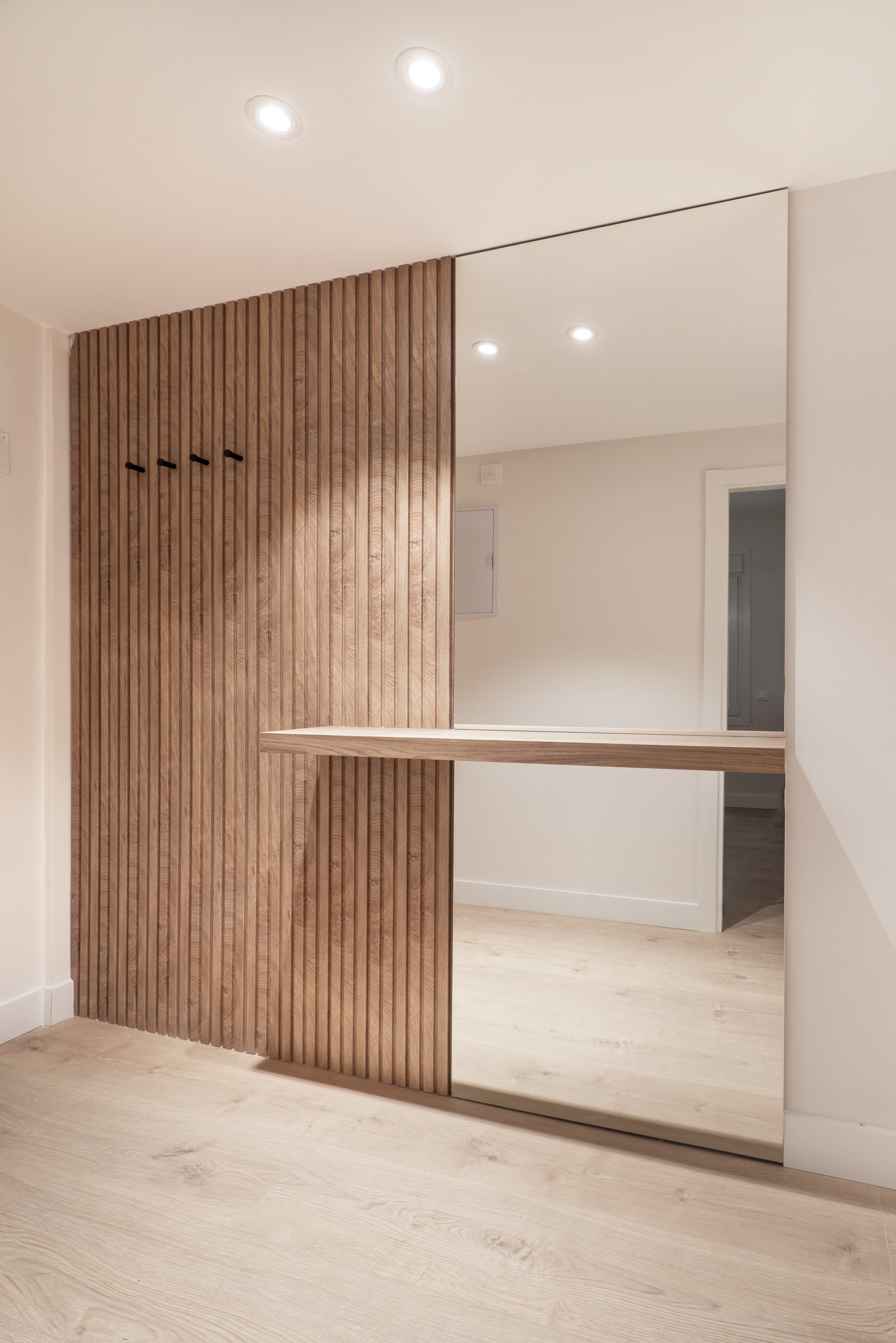 Intrare apartament Tunari - 060